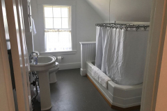 Keepers Apartment Bathroom